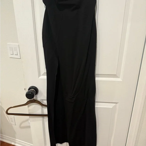 Showpo Black Strapless Dress with Slit and Sweetheart neckline - Picture 5 of 8